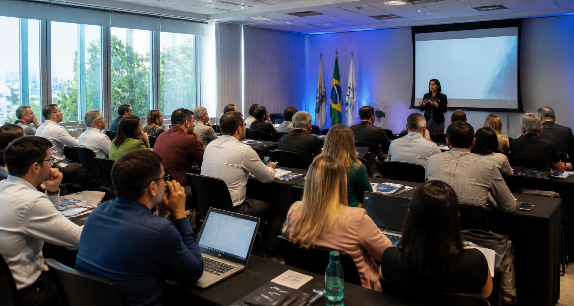 Profissionais contábeis participando de um curso presencial da CONT em auditório